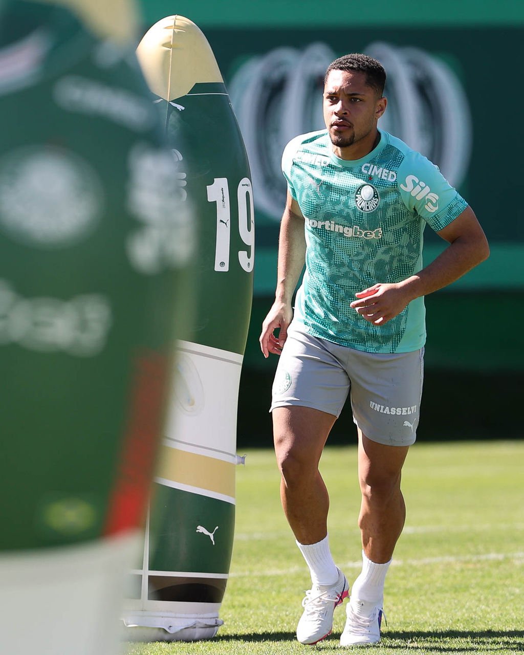 Vitor Roque não viaja com a delegação e desfalca o Palmeiras contra o Coritiba.