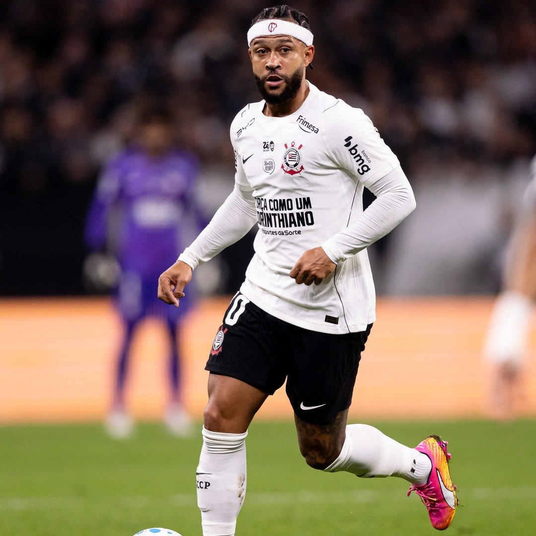 Memphis Depay apresentou uma contraproposta ao Corinthians visando a renovação de seu contrato.
