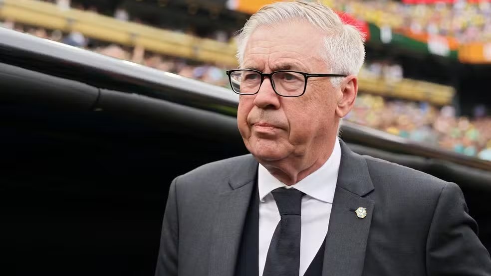Maldini diz que fez contato com Ancelotti para comandar a seleção da Itália.