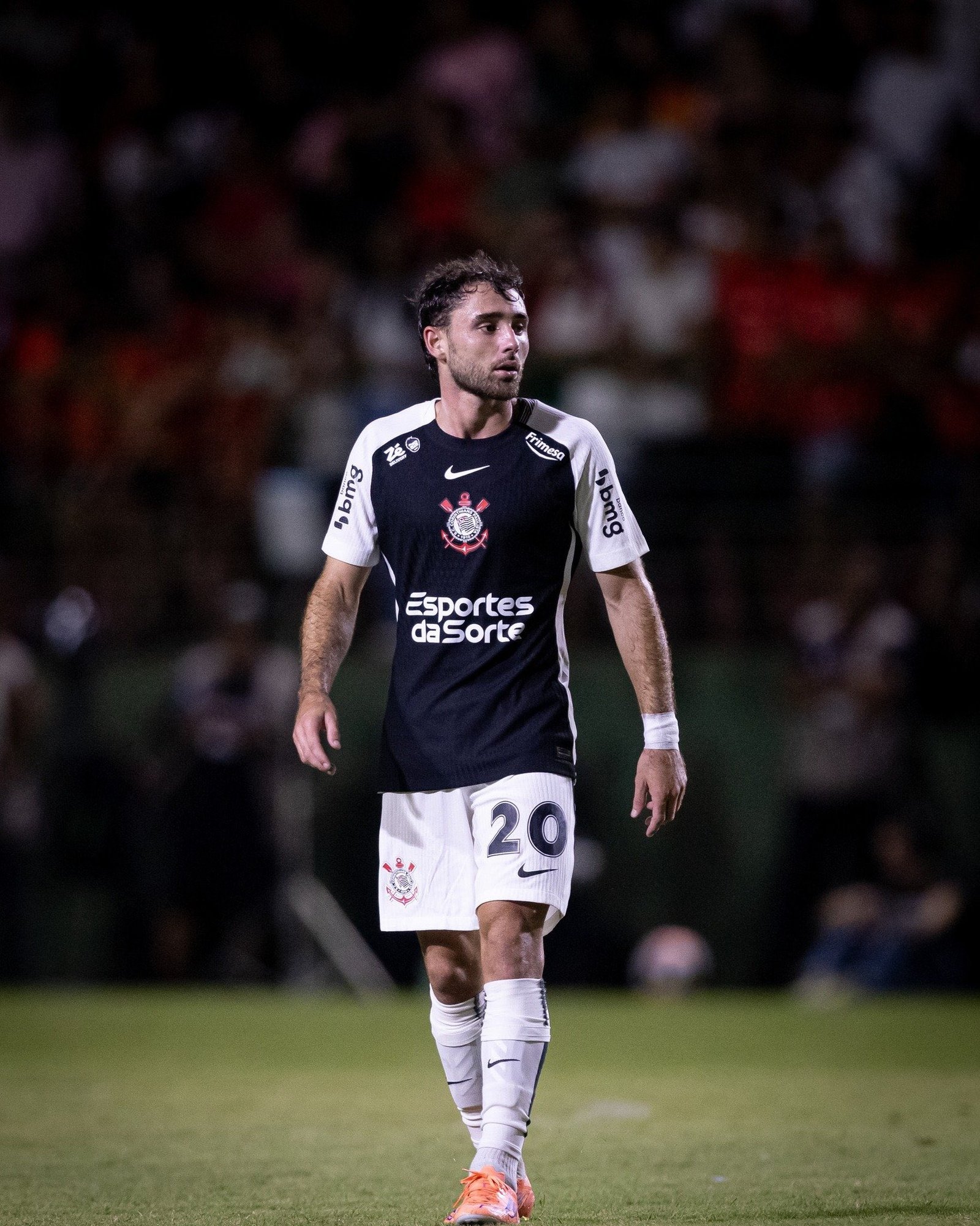 Corinthians recusa proposta do Argentinos Juniors pelo lateral Pedro Milans.