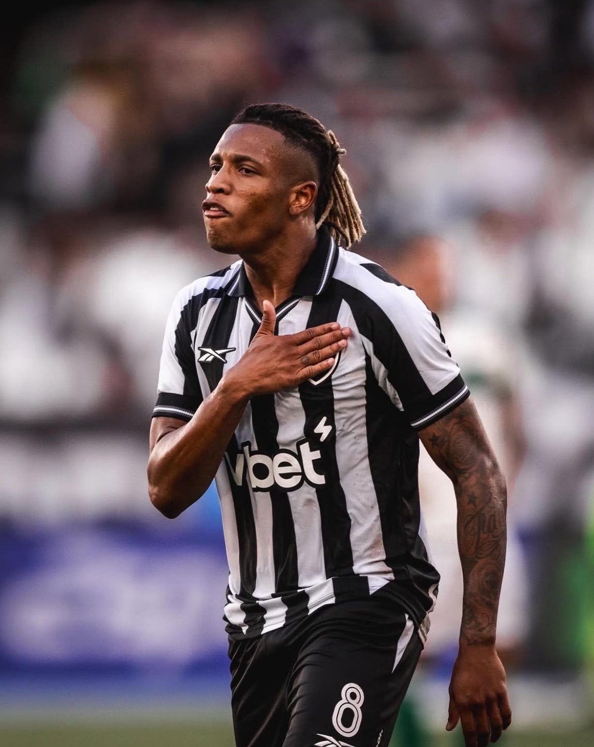 Interesse do Botafogo em trocar Danilo por Luiz Henrique aumenta desgaste entre clube e volante.