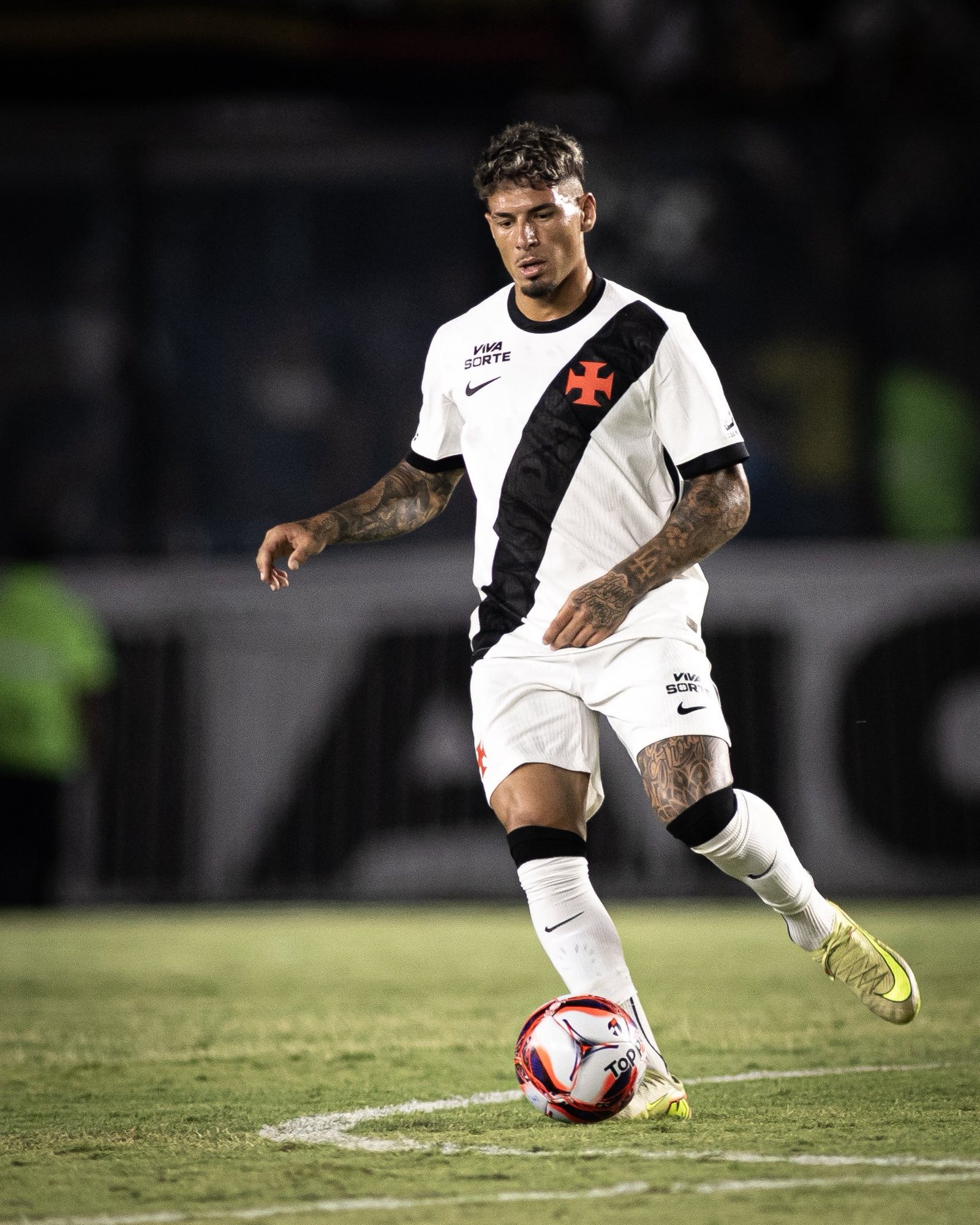 Huracán, da Argentina, tem interesse na contratação do zagueiro Alan Saldivia, do Vasco.