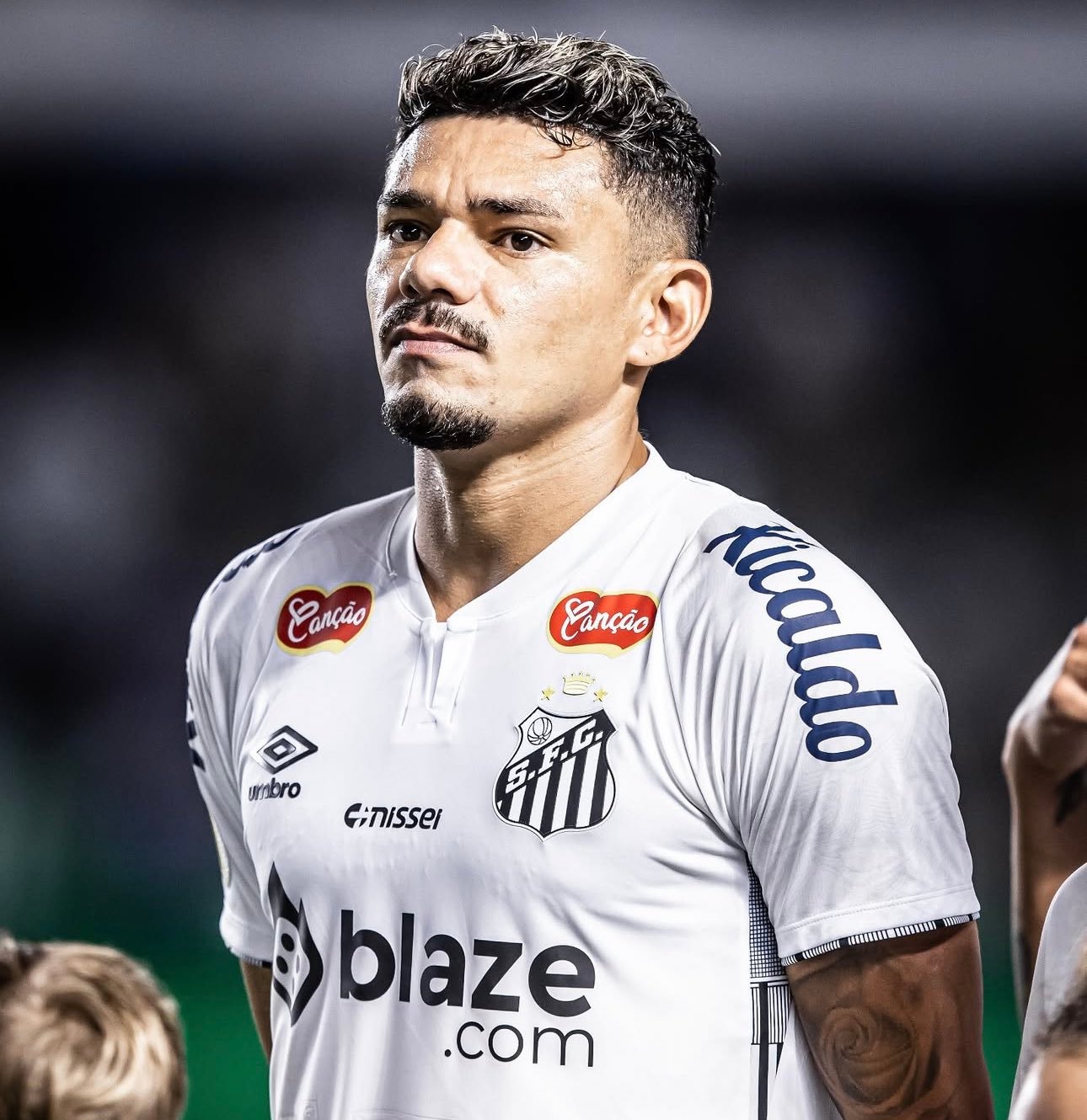 Sport avalia a contratação do atacante Tiquinho Soares.