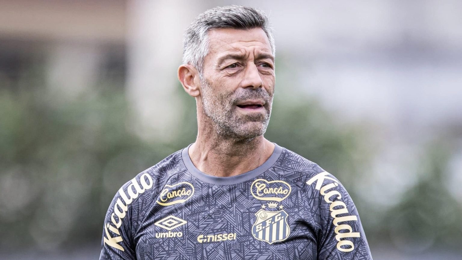 Pedro Caixinha, ex-treinador de Santos e RB Bragantino, está livre no mercado.