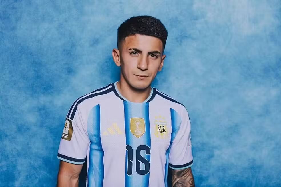 Almada, alvo do Flamengo, deve acertar com o River Plate nos próximos dias, pois ele e a família preferem morar na Argentina.