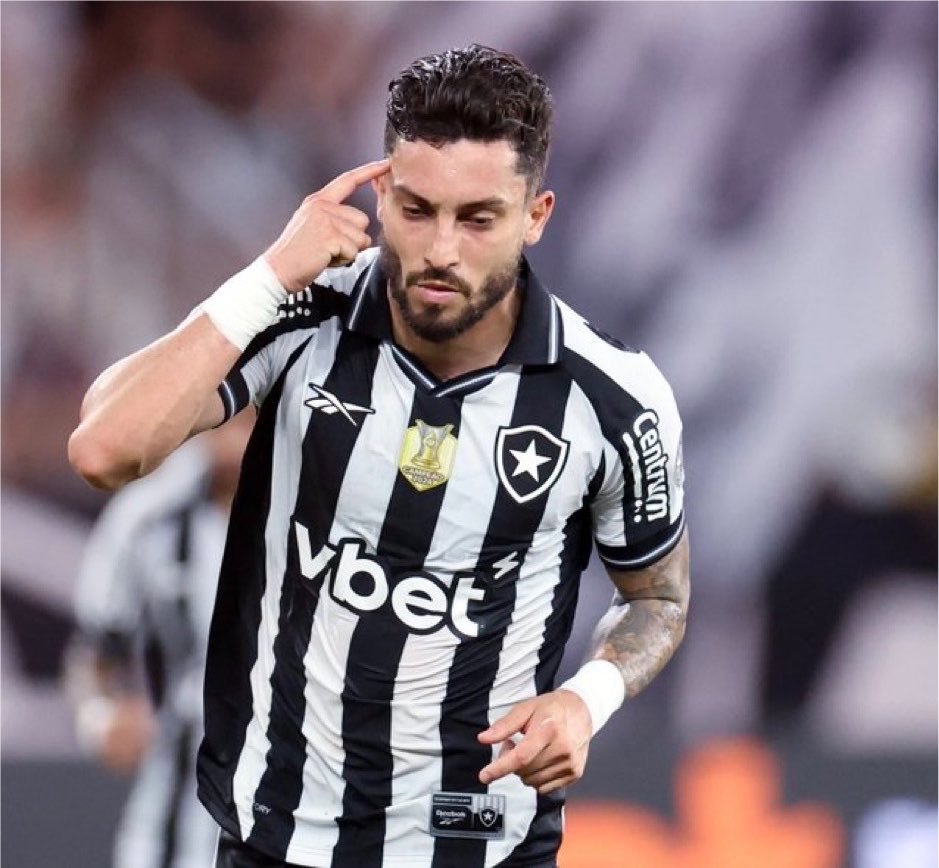 Botafogo anuncia renovação de contrato de Alex Telles.