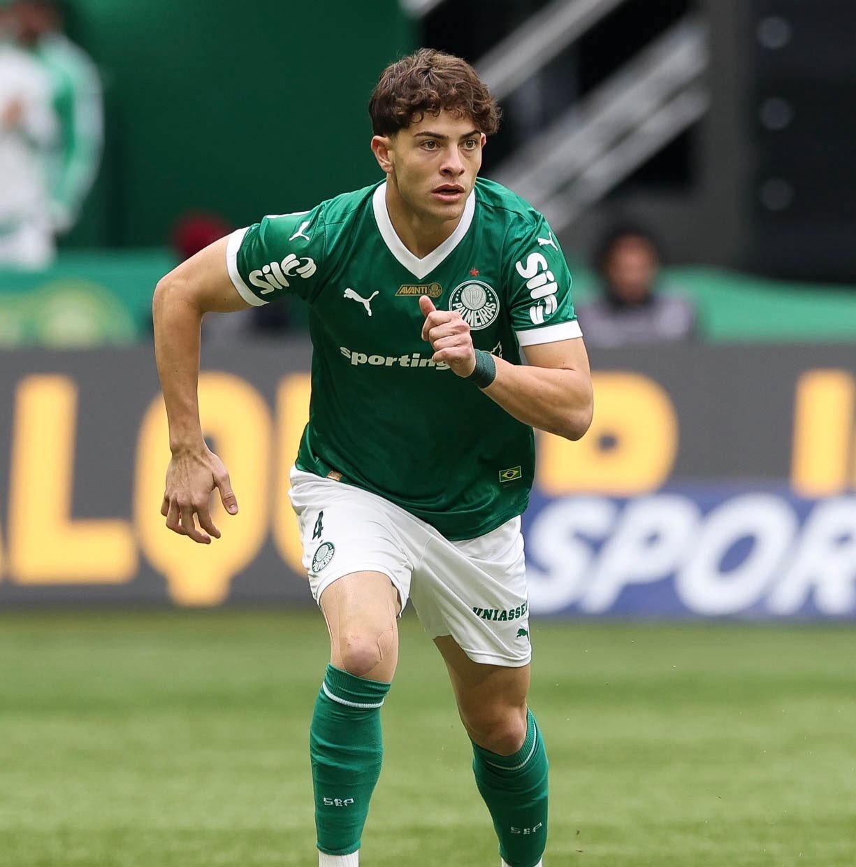 Napoli está interessado no lateral-direito Giay, do Palmeiras.
