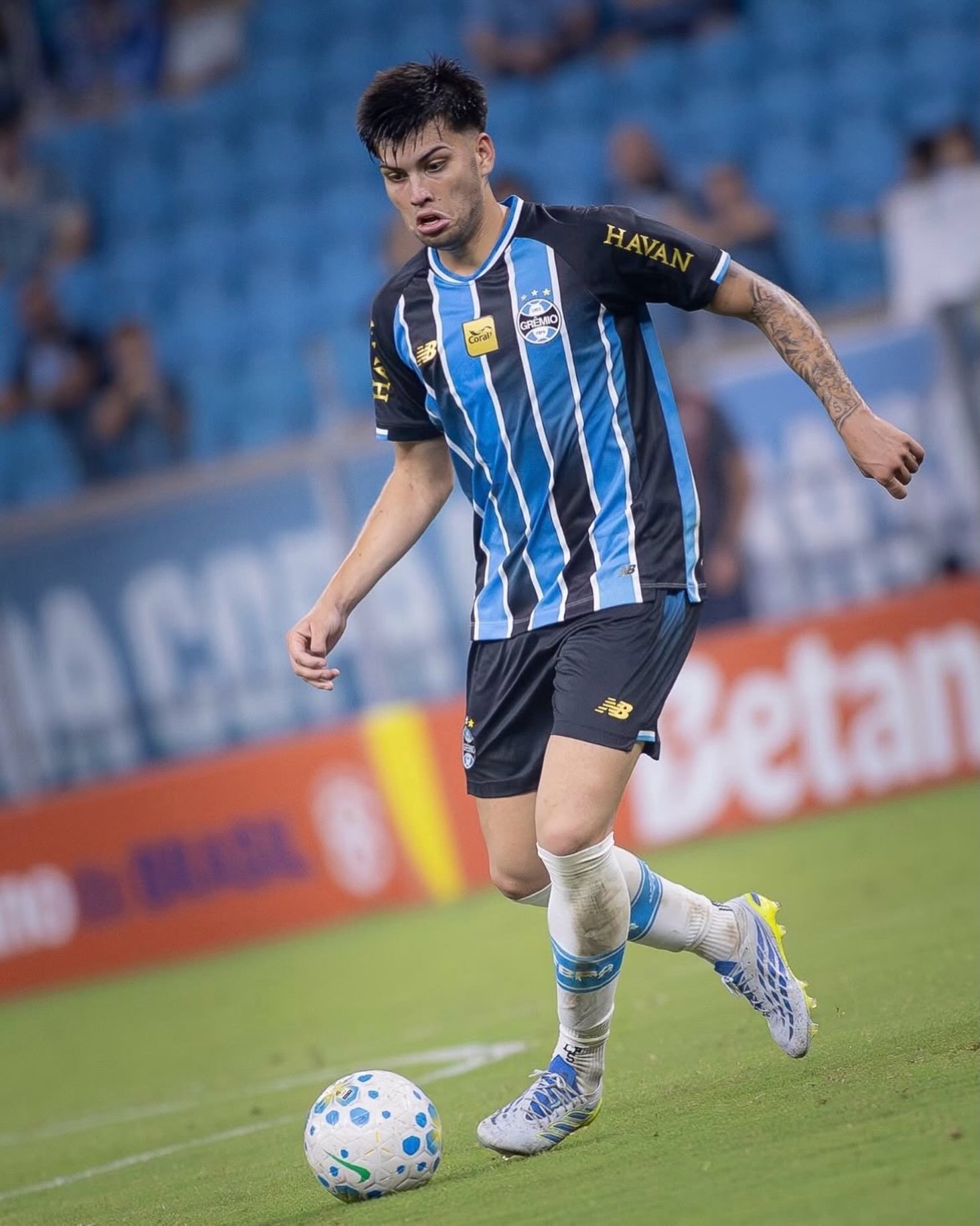 Grêmio oficializa o empréstimo de Leonel Pérez ao Racing.