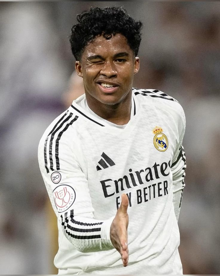Endrick recebe a camisa 9 do Real Madrid para a temporada 2026/27.