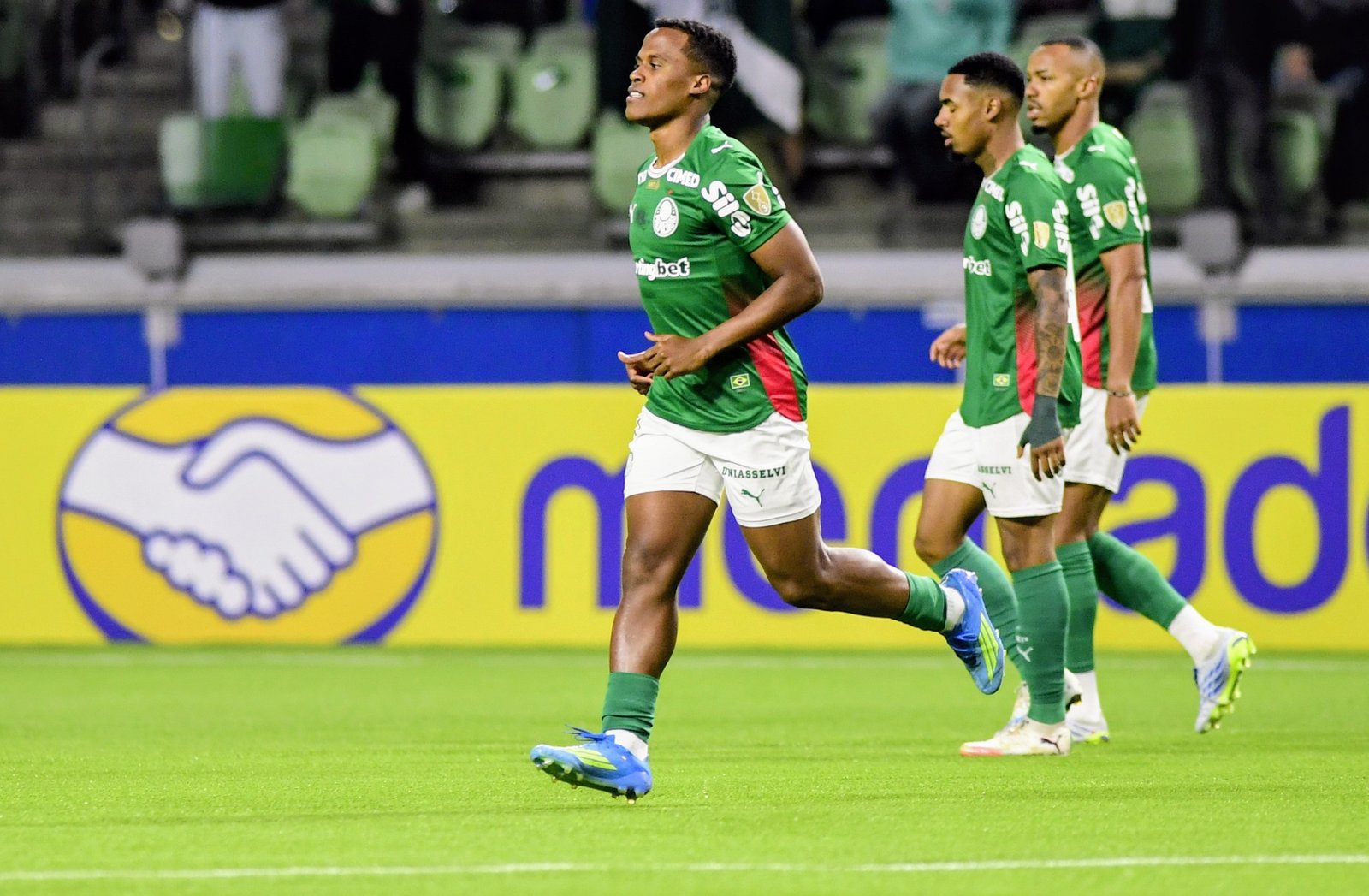 Arias, do Palmeiras, envia aviões com mantimentos para ajudar vítimas de terremoto na Colômbia.
