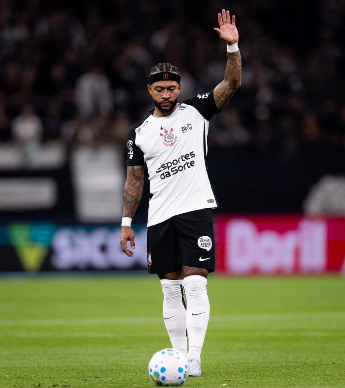 Livre no mercado, Memphis ouve outros clubes e não descarta permanência no Brasil.