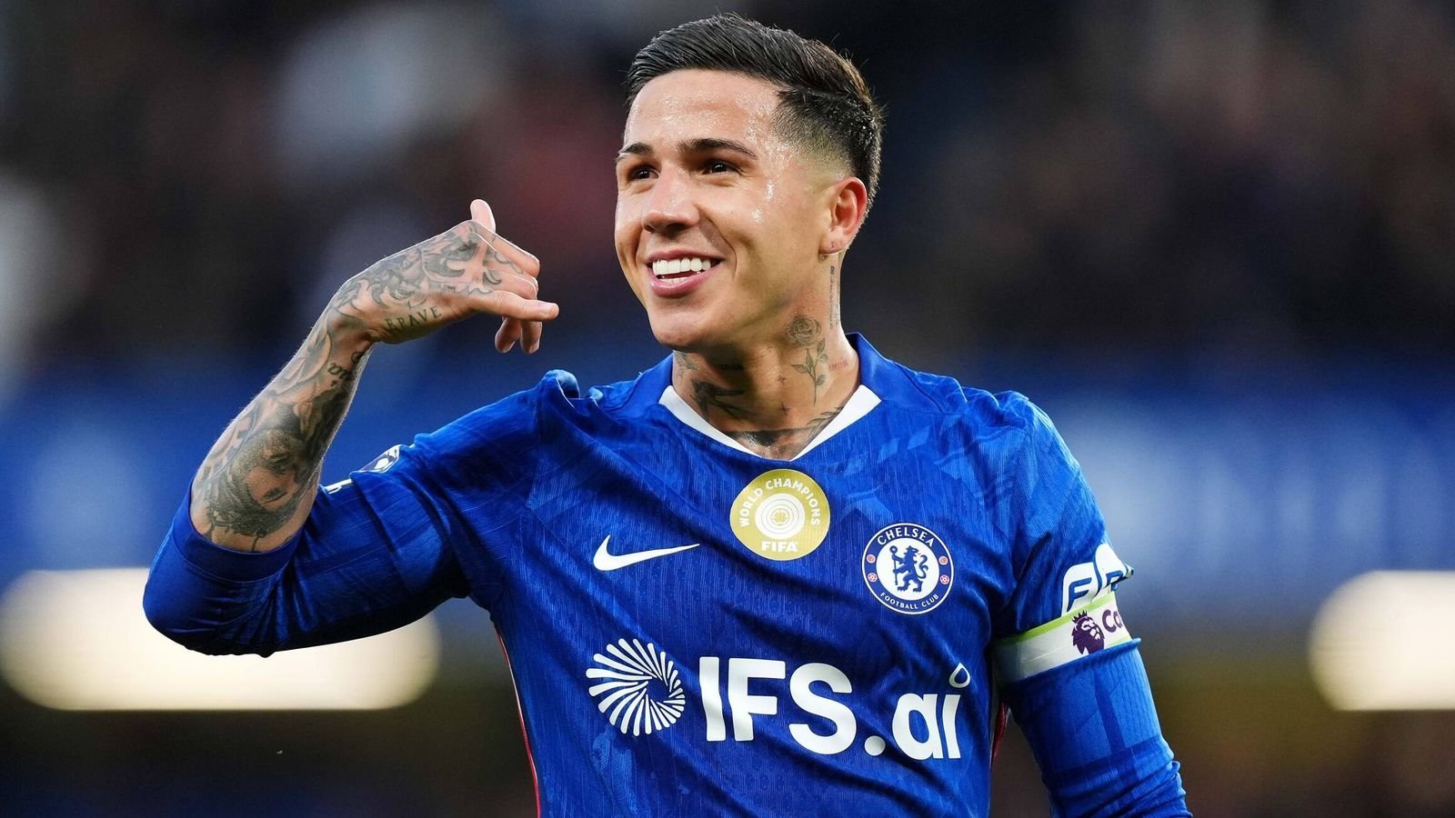 Manchester City oferece 120 milhões de euros ao Chelsea por Enzo Fernández.