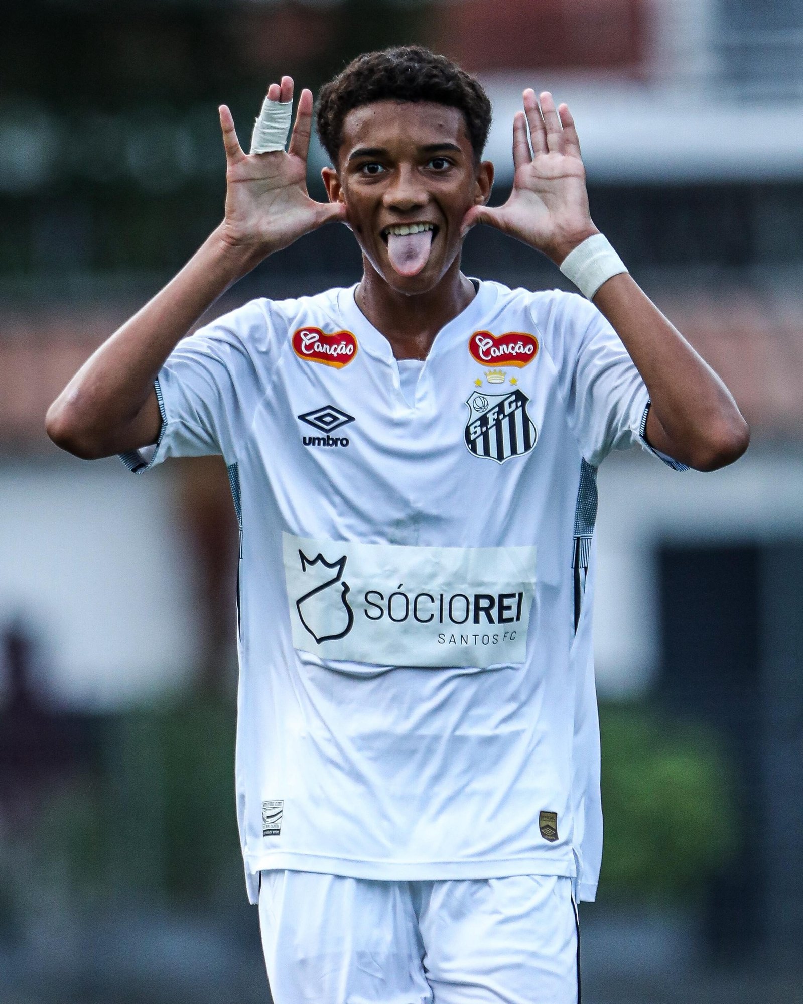 Santos avalia saída de Robinho Jr. nesta janela de transferências.