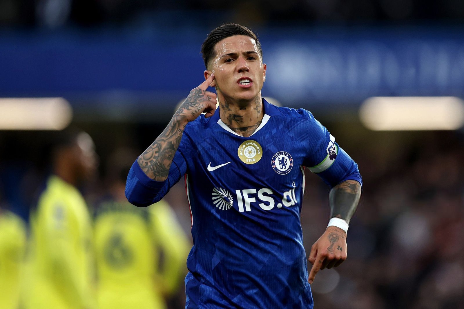 Enzo Fernández, de volta ao elenco do Chelsea após as férias e no banco de reservas hoje.