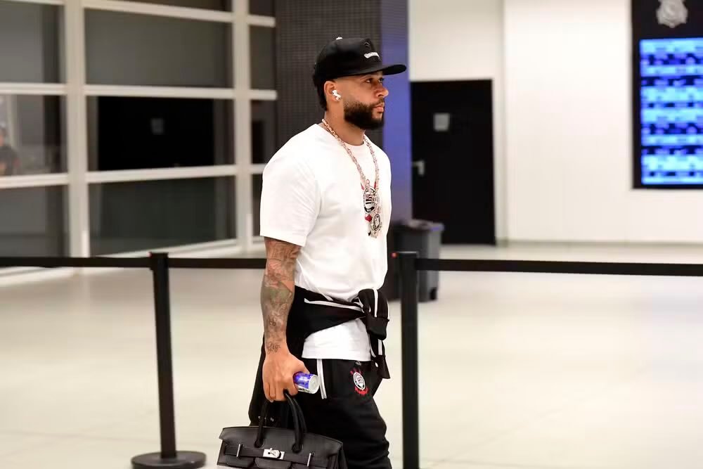 Corinthians reabre negociações com Memphis Depay para discutir renovação.
