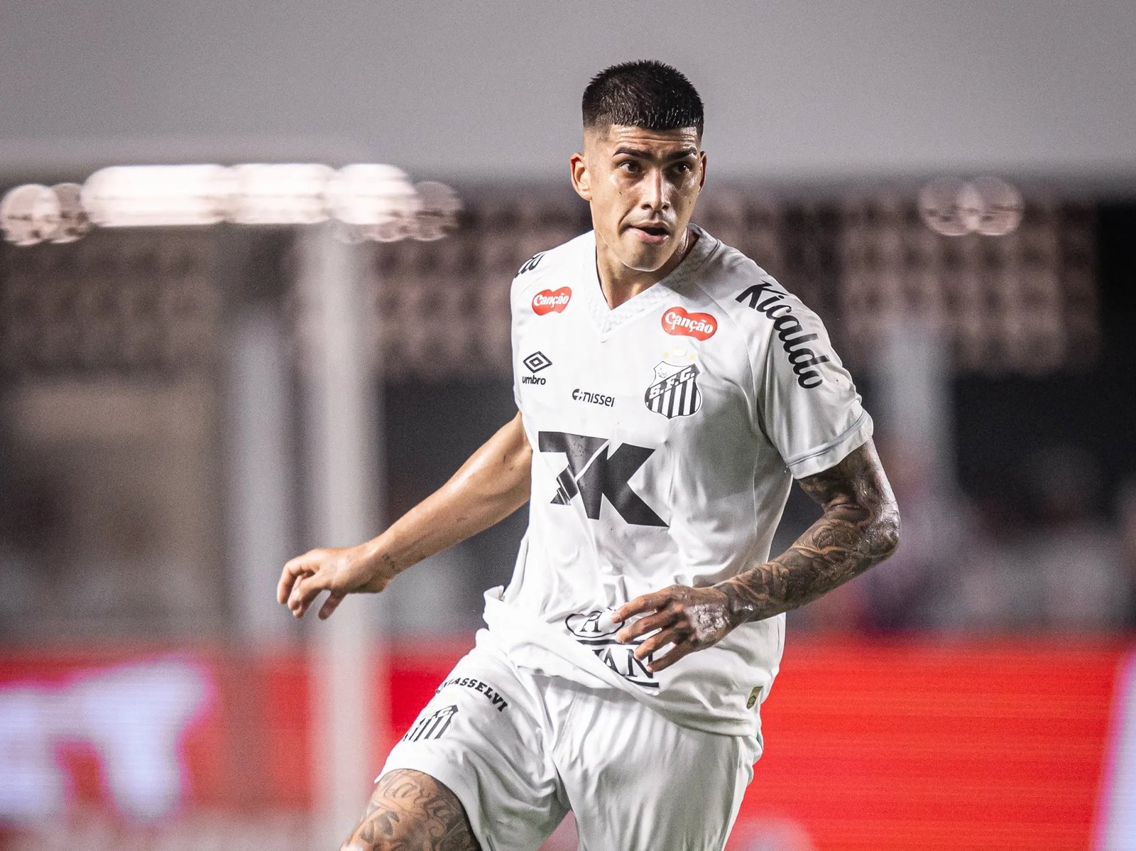 Clube do México tenta atravessar negócio entre Santos e Racing por Adonis Frías.
