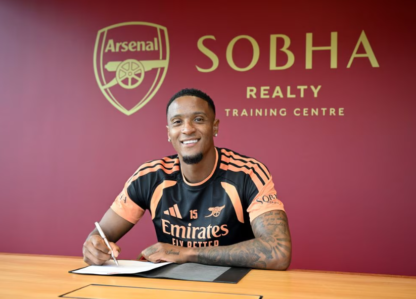 Arsenal anuncia contratação de zagueiro Konsa por R$ 388 milhões.