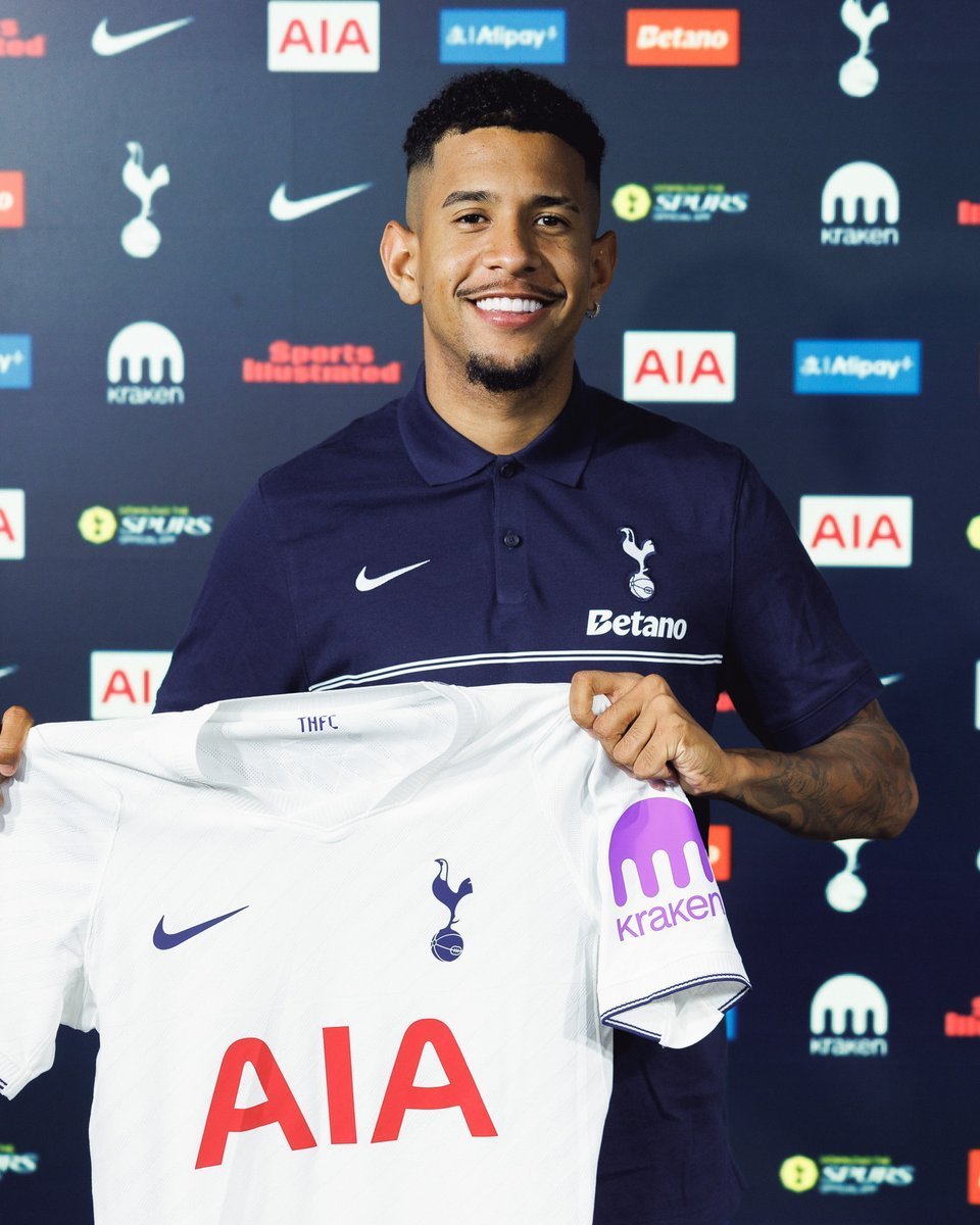 Tottenham anuncia a contratação do atacante brasileiro Savinho.