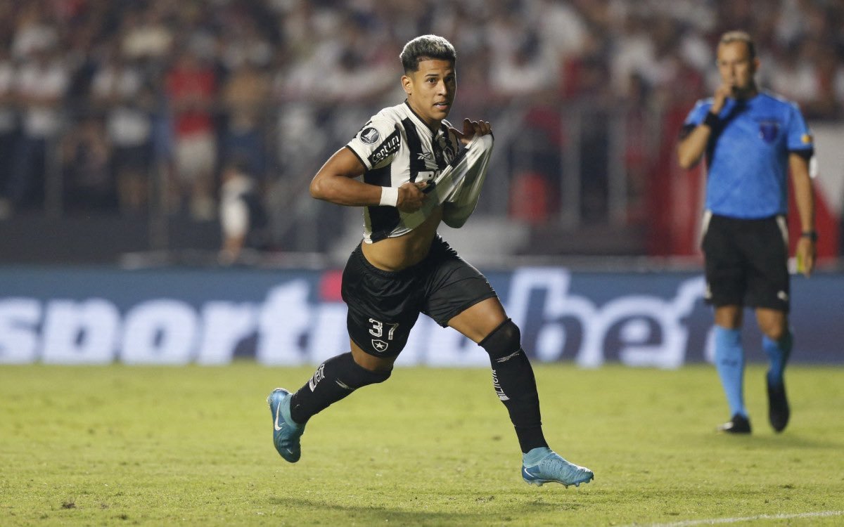 Matheus Martins se acerta com Dínamo Moscou e encaminha saída do Botafogo.