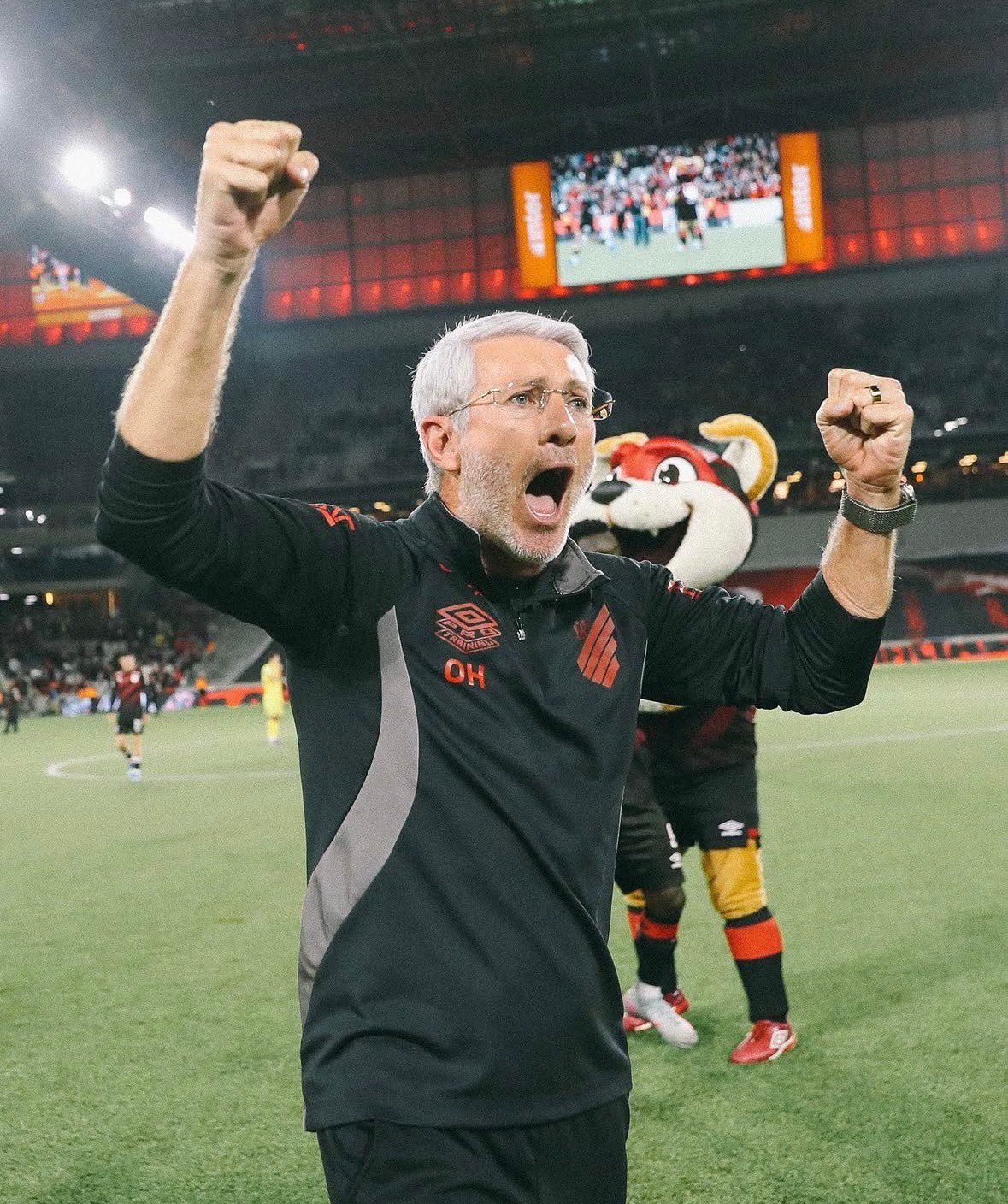 Athletico encaminha renovação com Odair Hellmann para 2027.
