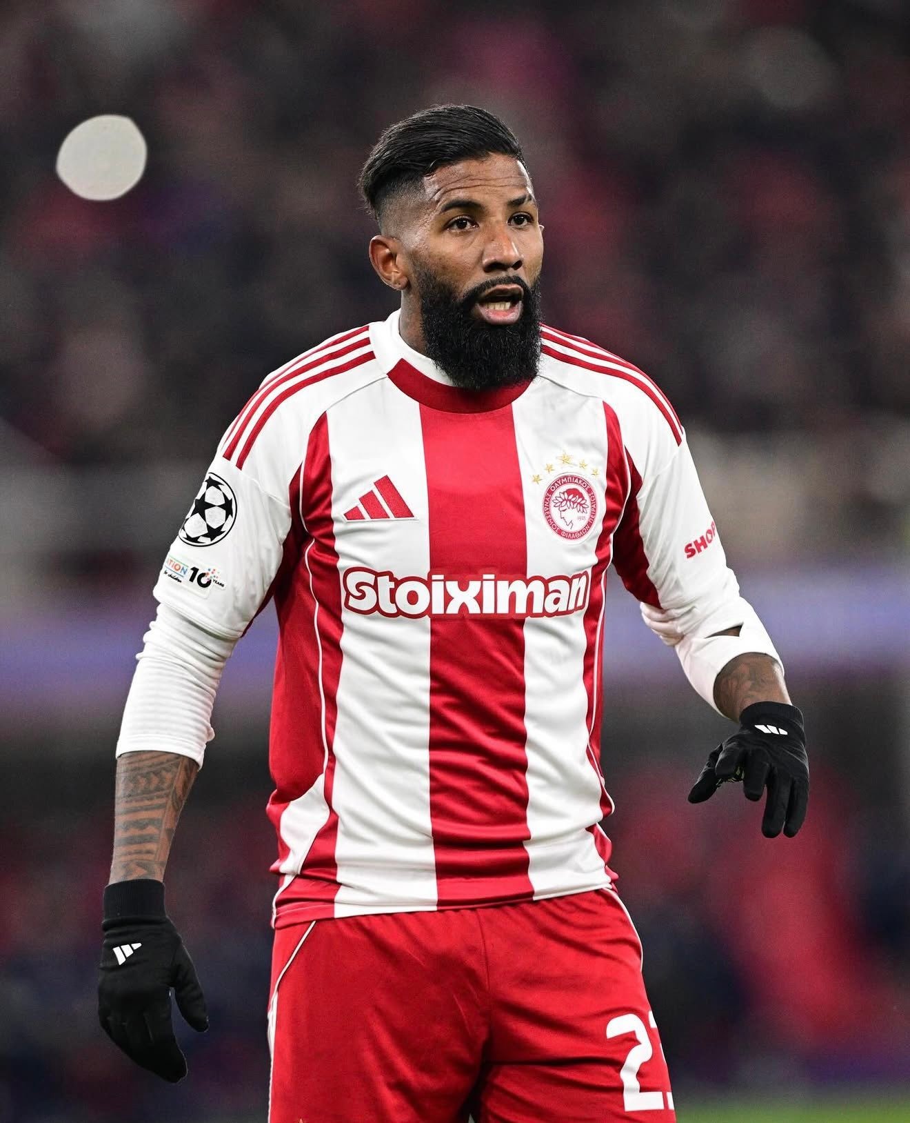 Santos encaminha acordo com lateral Rodinei e aguarda liberação do Olympiacos.