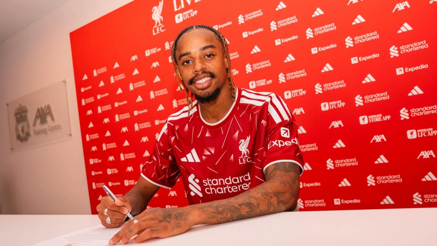 Liverpool anuncia a contratação de Barcola, ex-PSG.