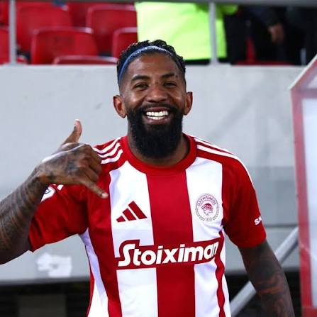 Rodinei assinou nesta terça com o Santos e é o novo jogador do clube.