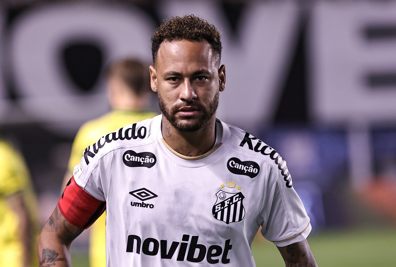 Neymar lamenta problema na coxa e detona campo do Santos: "Pior gramado que a Vila já teve".