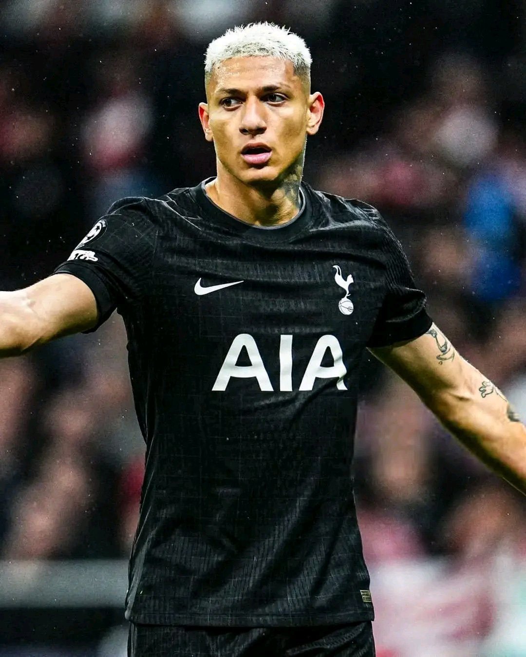 Vasco propôs compra parcelada ao Tottenham e se surpreendeu com a decisão de Richarlison de buscar rescisão de contrato na Justiça.