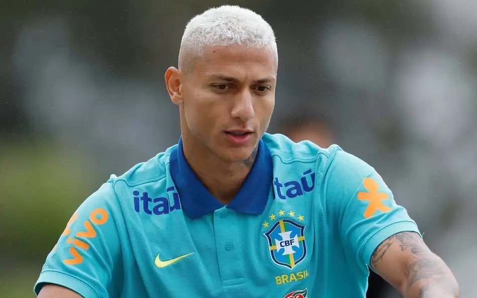 Ainda sobre Richarlison: o que eu ouvi conversando com uma fonte há poucos minutos, é que não há absolutamente NADA descartado. O atacante avalia qual é o melhor cenário e o que pode ser feito.