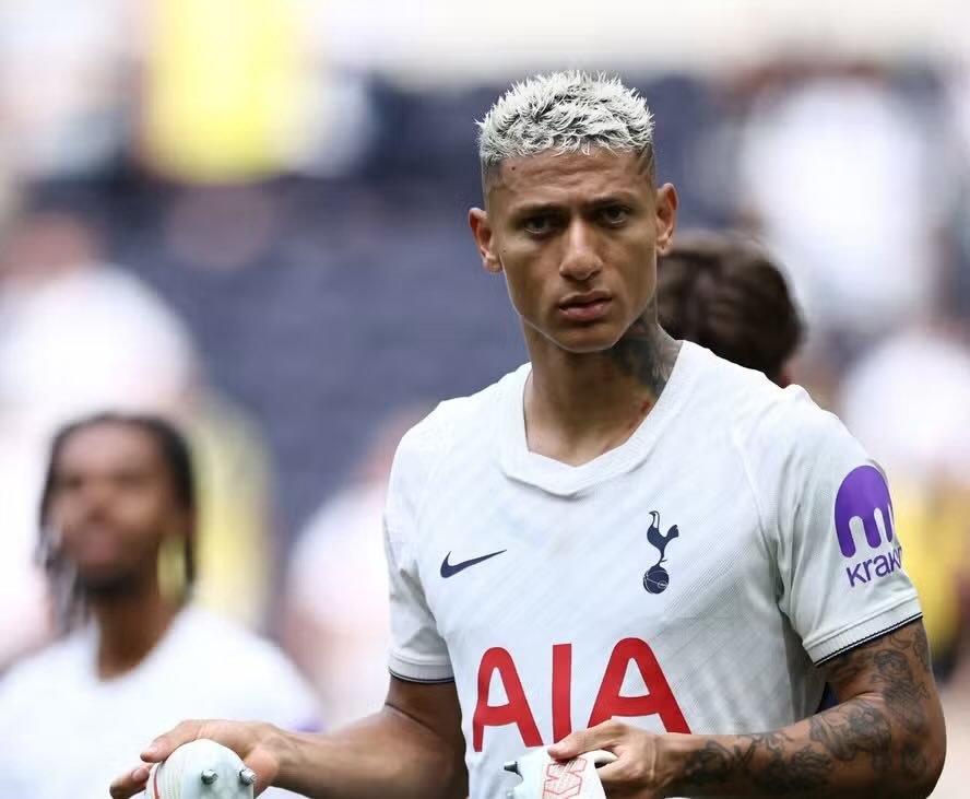 O advogado do Richarlison está em Londres para destravar a saída do Tottenham.