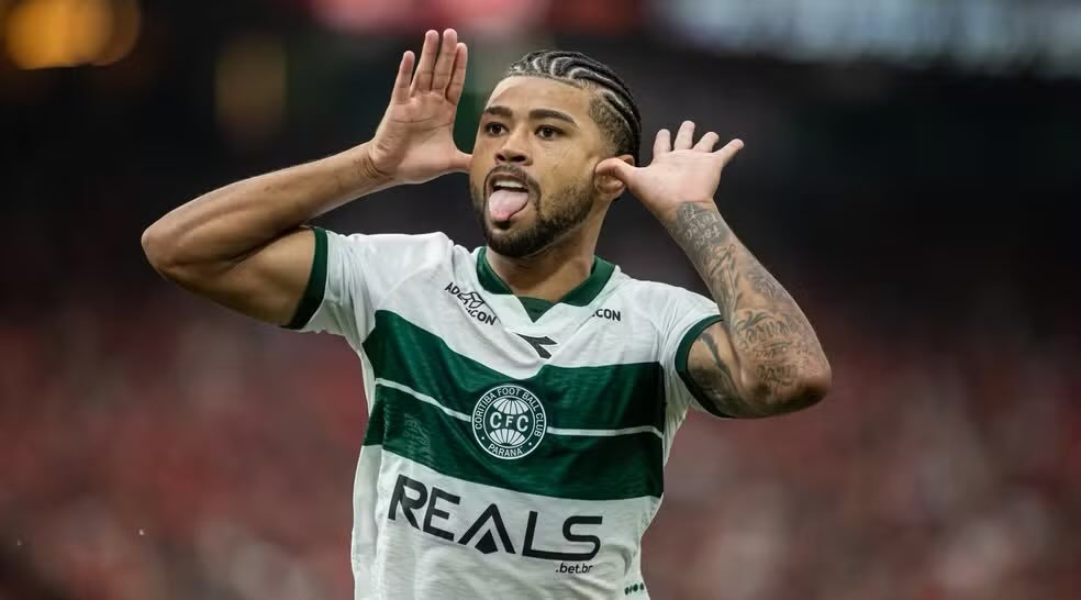 Coritiba informa que o atacante Lucas Ronier passou por cirurgia de reconstrução do ligamento cruzado anterior do joelho direito.