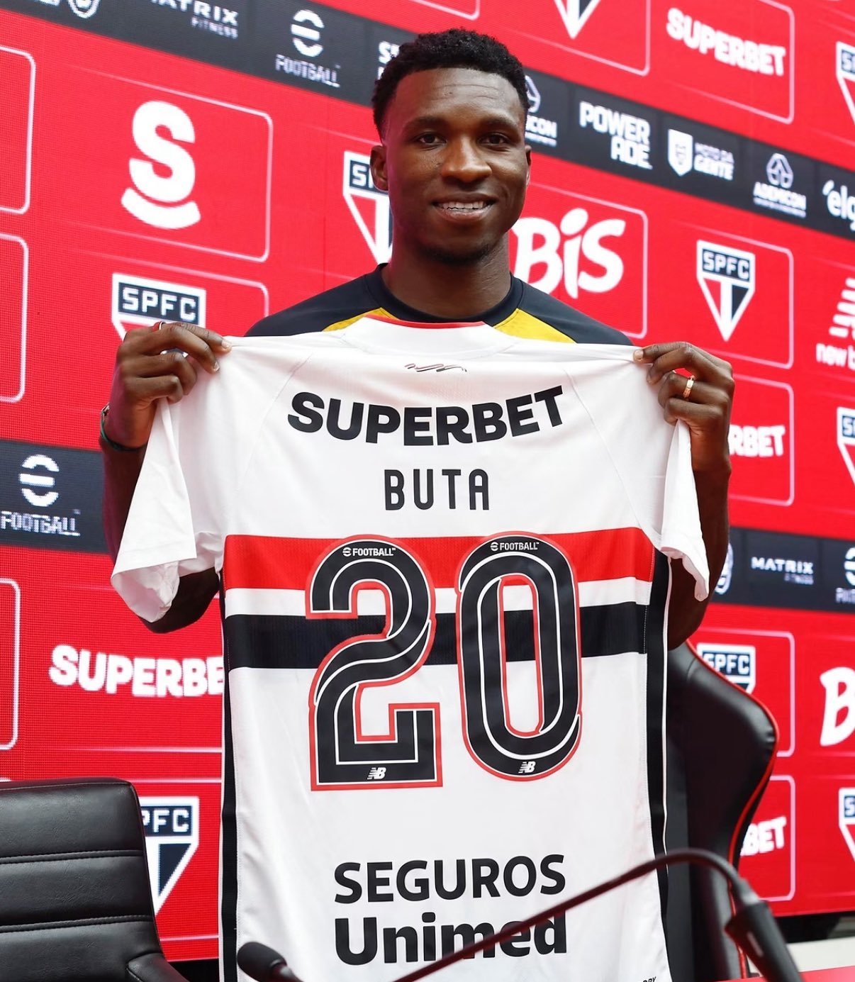 Um mês após fazer sua estreia, Aurélio Buta passará por uma artroscopia do joelho direito.