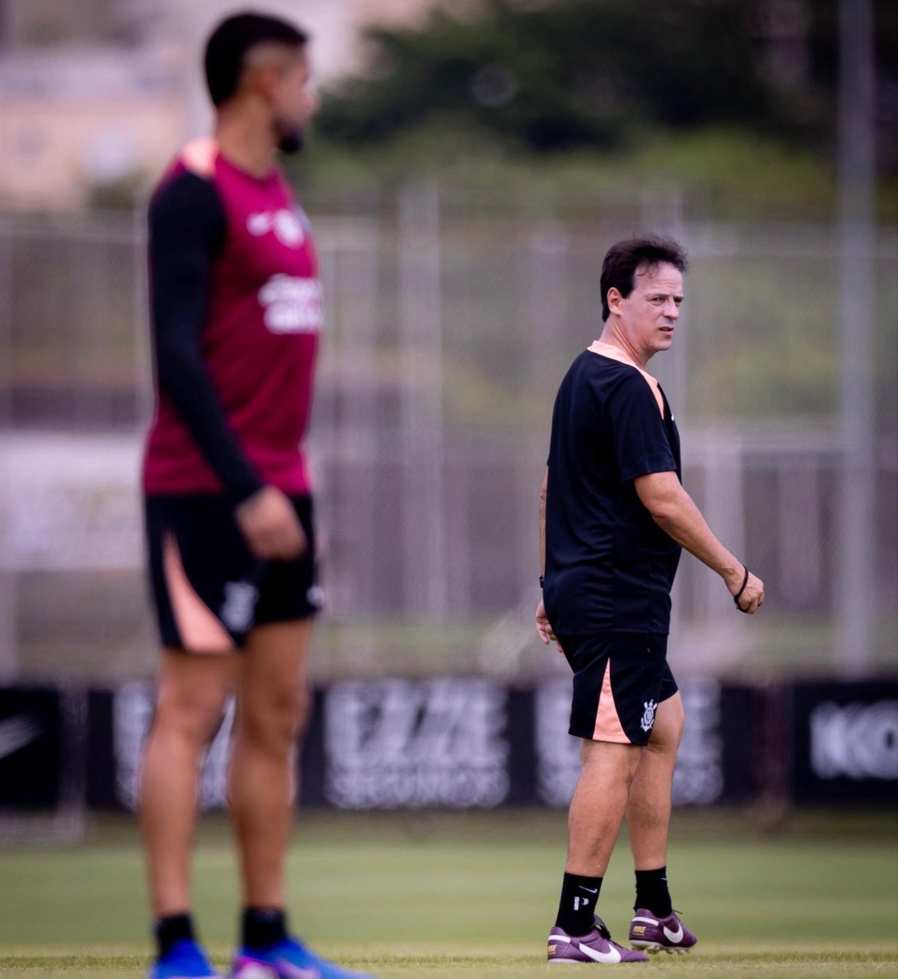 Fernando Diniz segue respaldado pela diretoria do Corinthians.