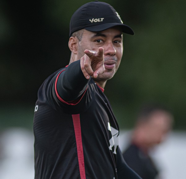 Uma errata: contrato de Jair Ventura com o Vitória não possui multa rescisória.