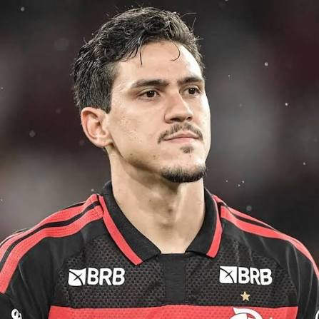 Pedro se sai bem em estreia com Ancelotti, mas volta ao Flamengo após reclamação e insatisfação interna.
